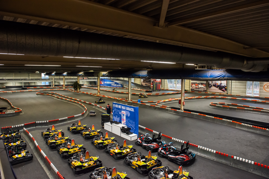 Groepsfoto van coureurs bij de karts, geschikt voor informatie over lidmaatschappen.